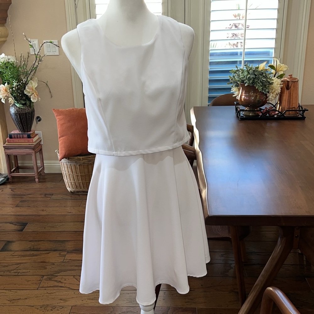 BEBE LWD Round Neck Sleeveless Ruffle hem Cute Short Dress. Lace Details. Size M